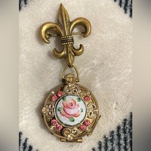 Vintage Pegasus Coro Locket Brooch Rare 4 Picture Locket Gold Tone Pink crystals